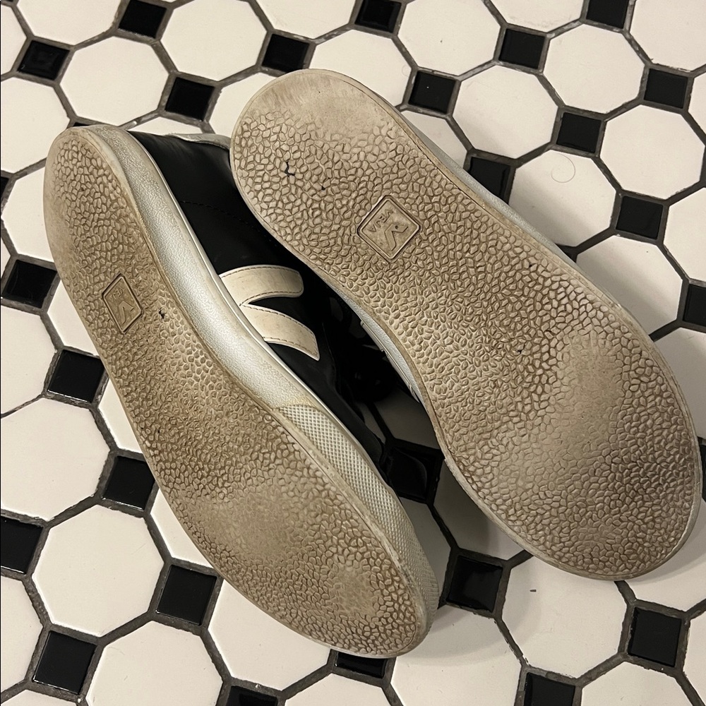 Black and White Veja Sneakers - Picture 3 of 4